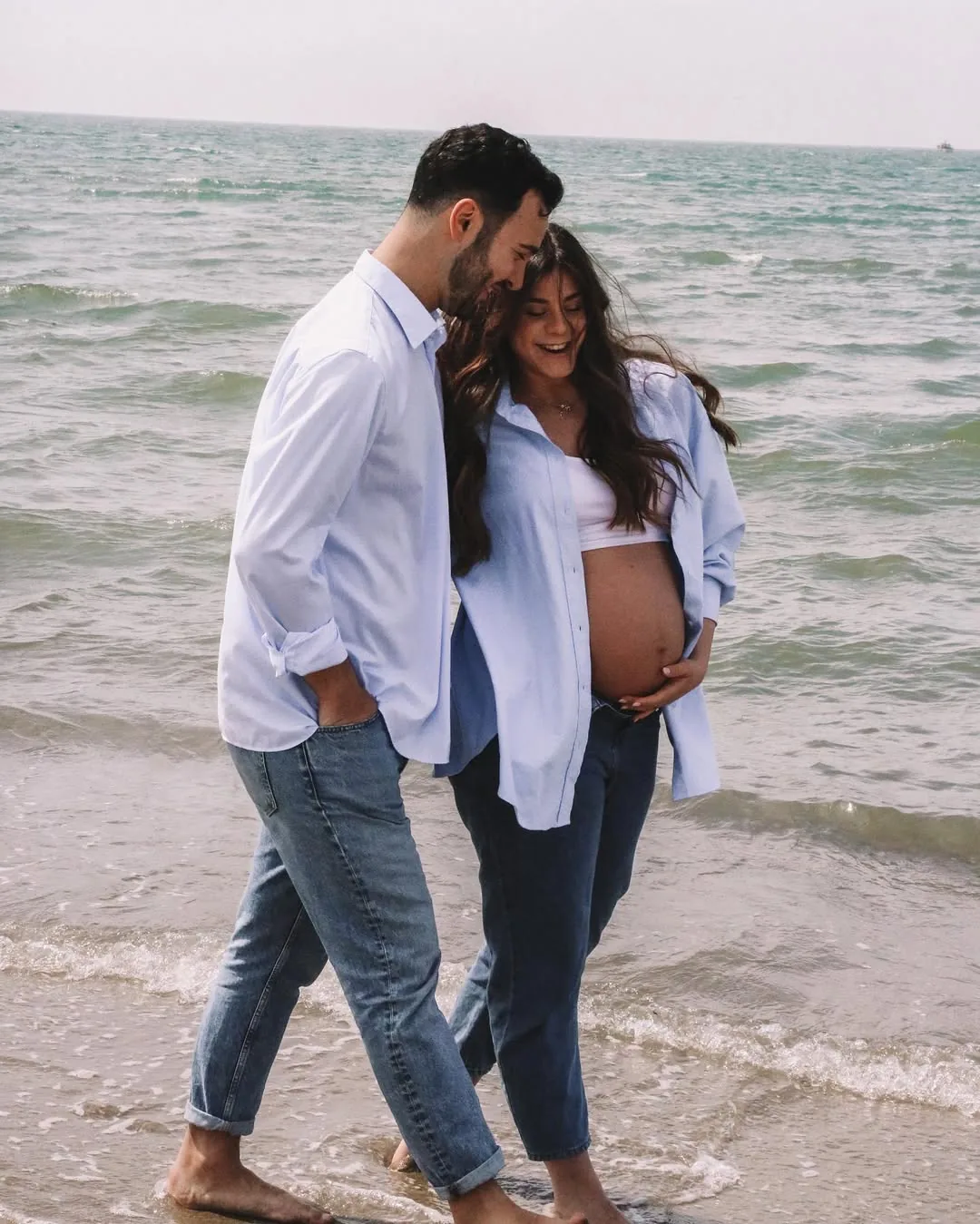 Shooting coppia maternity in riva al mare
